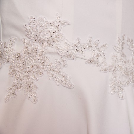 Wrap silhouette and stitching detail of short wedding dress