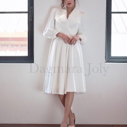 Robe de mariée courte avec col châle et coupe portefeuille élégante