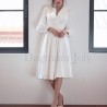 Robe de mariée courte avec col châle et coupe portefeuille élégante
