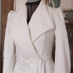 Modèle de robe de mariée courte moderne au style raffiné et minimaliste
