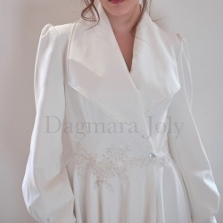 Vue de face de la robe de mariée courte sur mesure fabriquée en France