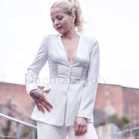 Vue de face de la veste de mariée en crêpe avec broderies de perles et paillettes