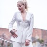 Vue de face de la veste de mariée en crêpe avec broderies de perles et paillettes