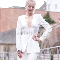 Veste de mariée longue à basque sur mesure, ornée à la main, portée par un mannequin