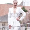 Veste de mariée longue à basque sur mesure, ornée à la main, portée par un mannequin