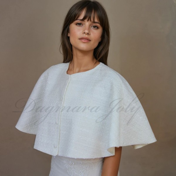 Vue de face de la cape de mariée en tweed à boutons en porcelaine