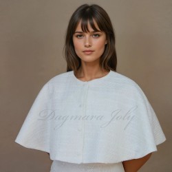 Cape de mariée artisanale portée sur une robe de mariage