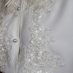 Vue détaillée de cape de mariage de luxe avec dentelle délicate et sequins scintillants.
