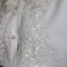 Vue détaillée de cape de mariage de luxe avec dentelle délicate et sequins scintillants.