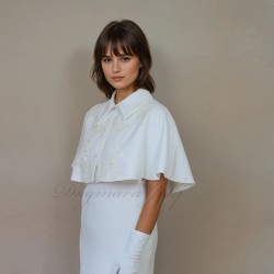 Cape de mariage de couture avec dentelle, centaines de sequins et détails en cristaux.
