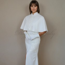 Élégante cape de mariage courte avec broderie et perles raffinées.