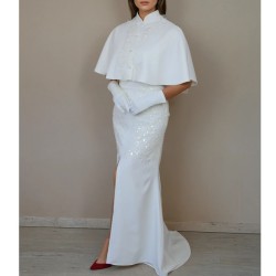 Robe de mariée fourreau minimaliste en crêpe avec encolure carrée et fente