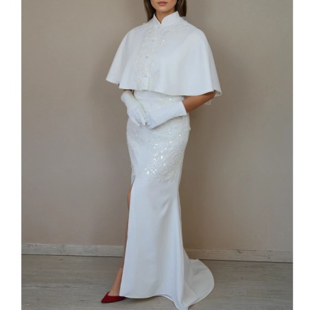 Robe de mariée fourreau minimaliste en crêpe avec encolure carrée et fente