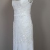 Détail des appliqués de dentelle faits main sur la robe fourreau élégante