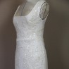 Gros plan sur la dentelle brodée main de la robe de mariée en crêpe