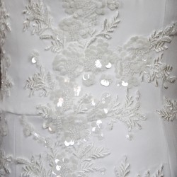 Zoom sur la broderie délicate apportant de l’éclat à la robe moderne