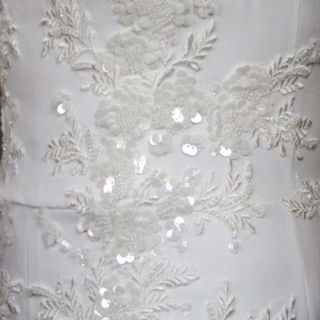 Zoom sur la broderie délicate apportant de l’éclat à la robe moderne