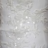 Zoom sur la broderie délicate apportant de l’éclat à la robe moderne