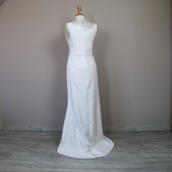 Vue arrière montrant la traîne élégante de la robe de mariée minimaliste