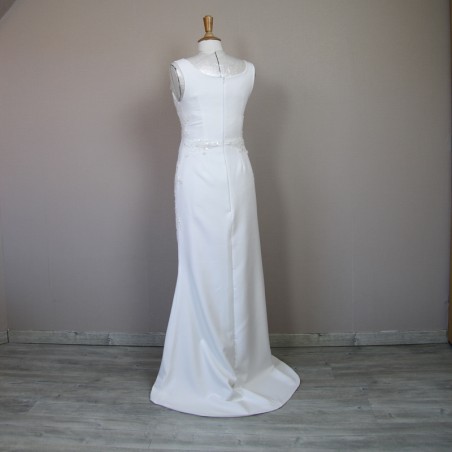 Vue arrière montrant la traîne élégante de la robe de mariée minimaliste