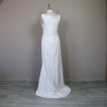 Vue arrière montrant la traîne élégante de la robe de mariée minimaliste