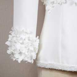 Détail des cristaux, perles et sequins sur le corsage.