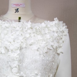 Détail des broderies et perles cousues à la main.