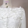 Détail des broderies et perles cousues à la main.