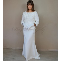 Tailleur jupe crayon de mariée en crêpe luxueux, fait main en France, vue complète sur mannequin