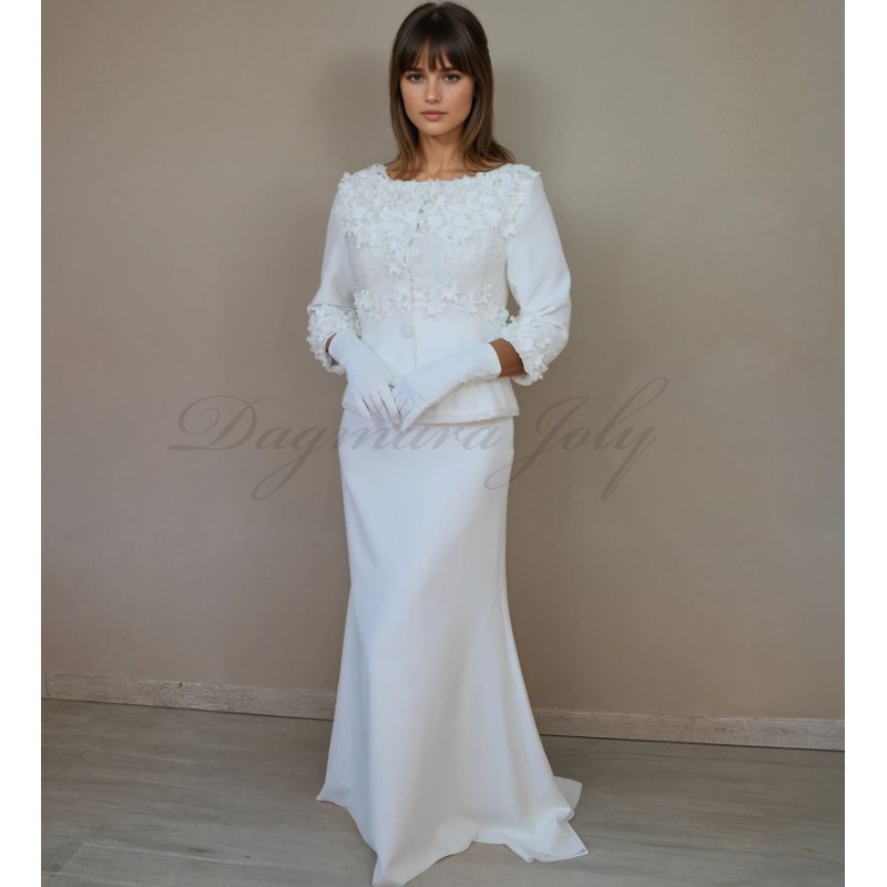 Tailleur jupe crayon de mariée en crêpe luxueux, fait main en France, vue complète sur mannequin