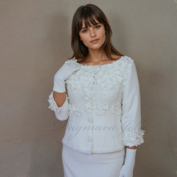 Zoom sur la veste montrant la silhouette élégante et la coupe couture du tailleur.