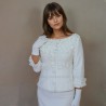 Zoom sur la veste montrant la silhouette élégante et la coupe couture du tailleur.