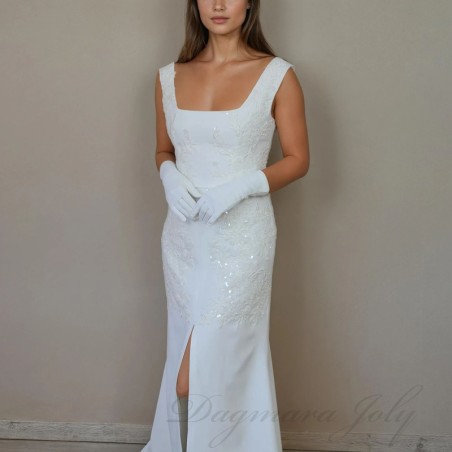 Gros plan sur la robe de mariée fente, longue et minimaliste en crêpe avec traine
