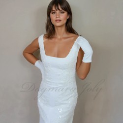Robe de mariée moderne faite main en France avec petite traîne et décollette en carrée