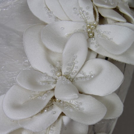 Appliqués floraux, perles et cristaux faits main sur robe de mariée longue et élégante