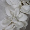 Appliqués floraux, perles et cristaux faits main sur robe de mariée longue et élégante