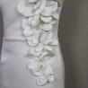 Détail des fleurs en tissu et perles faites main sur la robe de mariée
