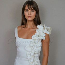 Robe de mariée longue au sol, coupe tube, faite main en France avec encolure carrée et silhouette sans manches