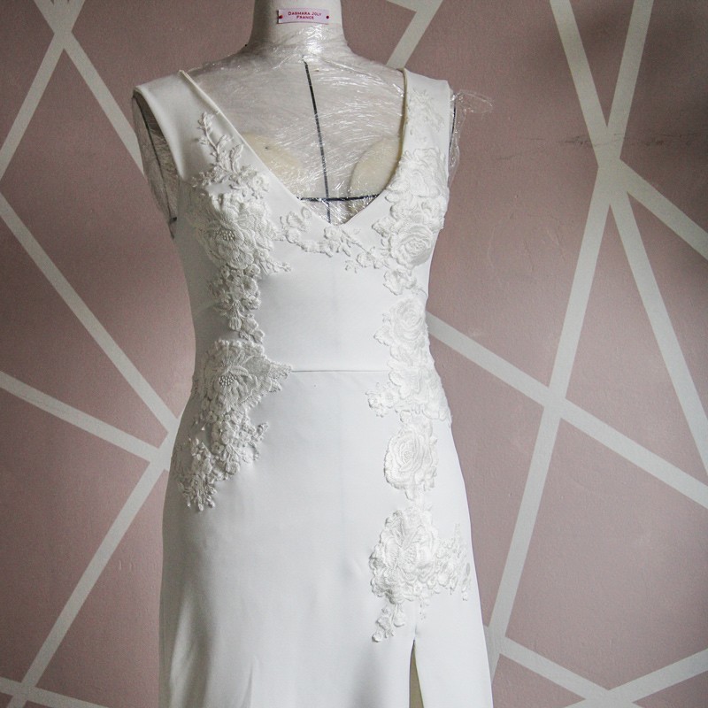 Zoom sur la broderie délicate apportant de l’éclat à la robe moderne