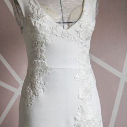 Zoom sur la broderie délicate apportant de l’éclat à la robe moderne