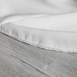 Zoom sur la ourlet brodée main avec d'un ruban perles