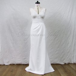Robe de mariée perlée sur mannequin – dentelle et crêpe, décolleté plongeant