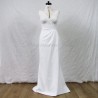 Robe de mariée perlée sur mannequin – dentelle et crêpe, décolleté plongeant