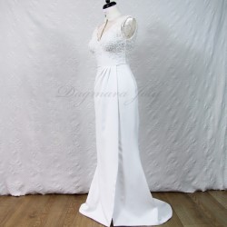 Robe de mariée longue fendue sur mannequin – création sur mesure en France