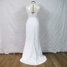 Robe de mariée longue en dentelle sur mannequin – robe fendue et dos nu