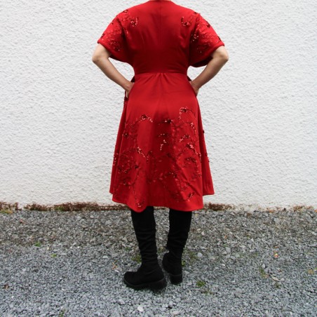 Vue arrière du manteau rouge en laine, confectionné à la main en laine 100 % pure.