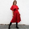 Manteau en laine pure rouge, élégant et brodé à la main.