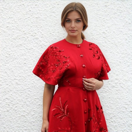 Manteau en laine rouge pour femme, design artisanal brodé à la main.