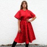 Vue de face du manteau rouge en laine pour femme, brodé à la main avec une coupe ajustée.