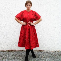 Manteau rouge en laine pour femme, brodé à la main, 100 % laine, longueur sous le genou.